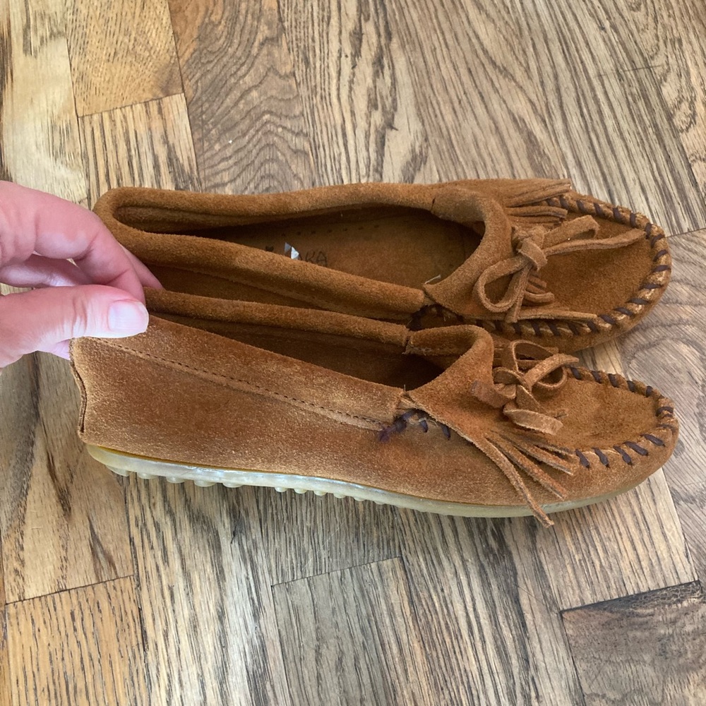 Minnetonka Women’s Suede Moccasins in Chestnut Brown - Picture 2 of 7